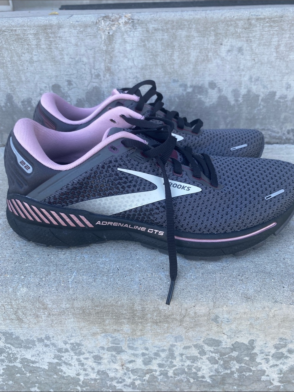 LIKE NEW BROOKS ADRENALINE GTS 22 SIZE 9 WOMEN BLACK/PINK - Picture 3 of 5